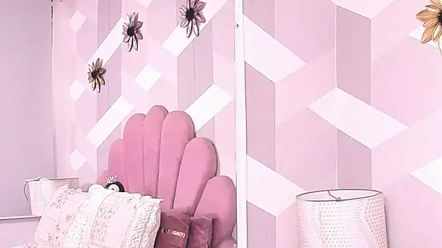 Snapshot of KylieMonnett chatting on May 25, 8:15 pm KylieMonnett online show from May 25, 8:15 pm