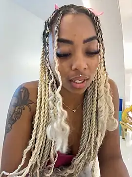 Alondrasparrow2 online show from May 5, 11:24 pm