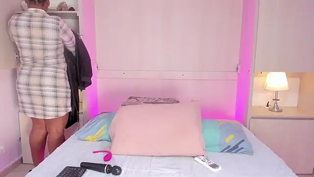 EmilyyStuart online show from February 17, 3:25 am