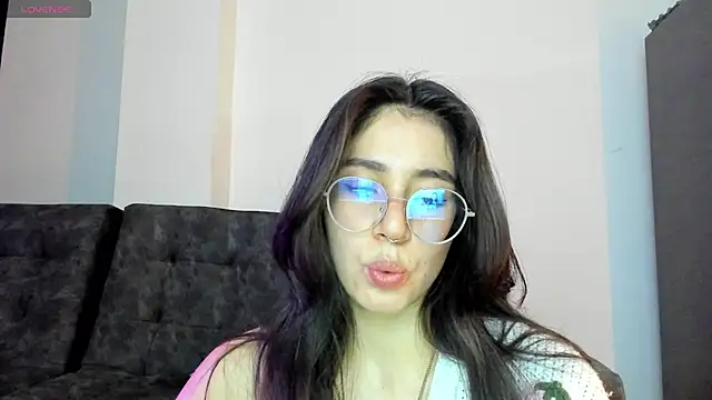 Snapshot of emmadiaz1 chatting on December 3, 1:30 am emmadiaz1 online show from December 3, 1:30 am