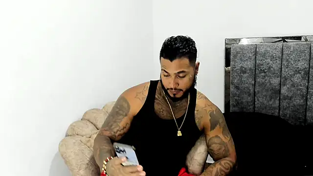 Snapshot of Exotic_tatto27121 chatting on March 6, 5:48 am Exotic tatto27121 online show from March 6, 5:48 am