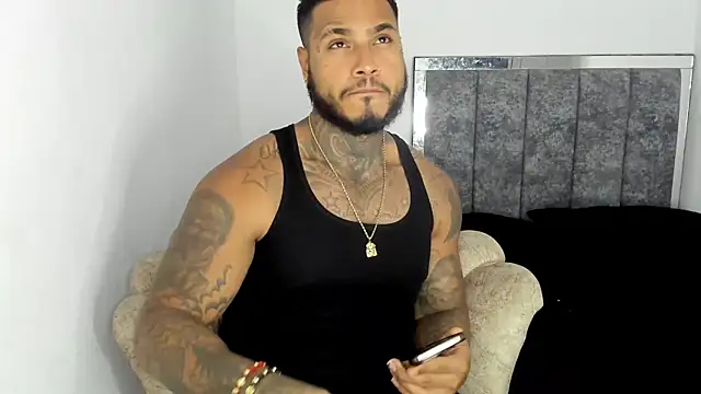 Snapshot of Exotic_tatto27121 chatting on March 7, 6:32 am Exotic tatto27121 online show from March 7, 6:32 am