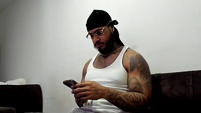 Snapshot of Exotic_tatto27121 chatting on May 29, 3:15 am Exotic tatto27121 online show from May 29, 3:15 am