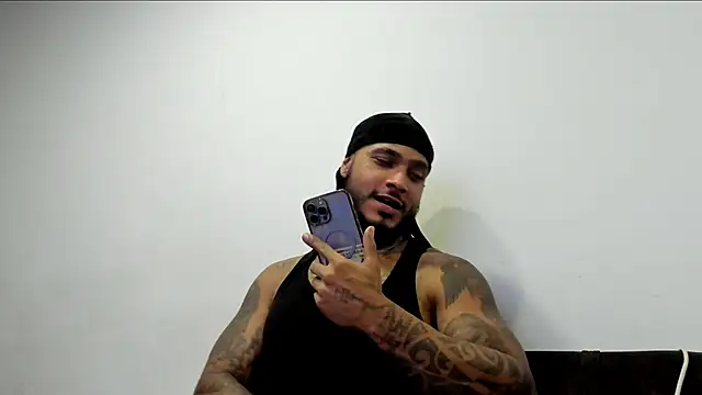 Snapshot of Exotic_tatto27121 chatting on June 7, 2:27 am Exotic tatto27121 online show from June 7, 2:27 am