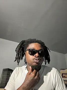 Snapshot of SluttyLyfe4L chatting on May 18, 9:31 pm SluttyLyfe4L online show from May 18, 9:31 pm