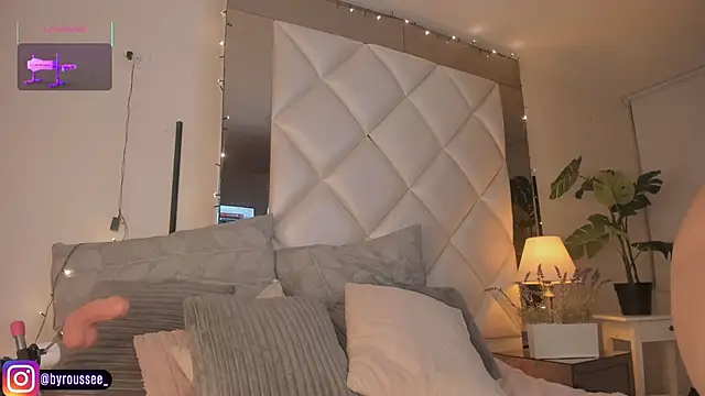 KimRoussee online show from December 17, 4:29 am