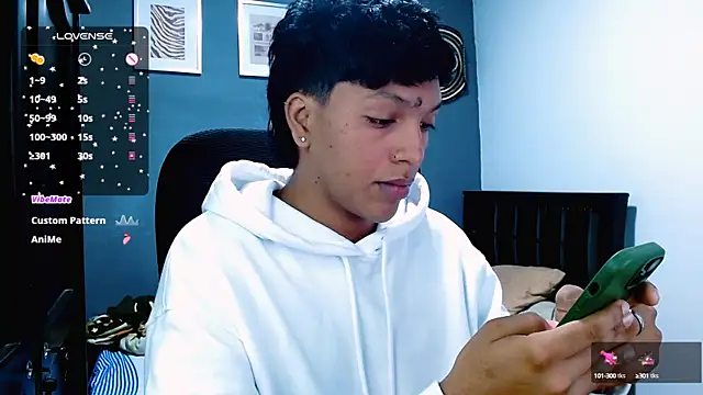 Snapshot of Xander_bonnet1 chatting on January 28, 5:03 pm Xander bonnet1 online show from January 28, 5:03 pm