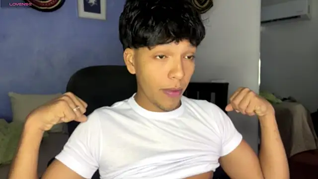 Snapshot of Xander_bonnet1 chatting on September 16, 12:17 pm Xander bonnet1 online show from September 16, 12:17 pm