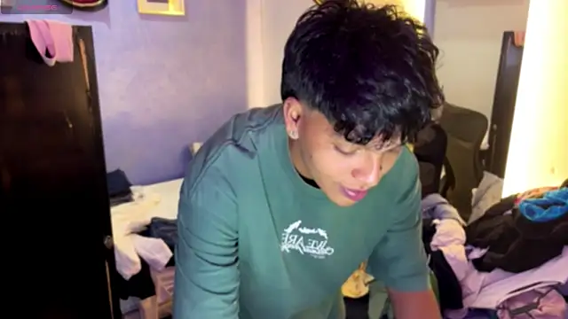 Snapshot of Xander_bonnet1 chatting on December 2, 9:43 pm Xander bonnet1 online show from December 2, 9:43 pm