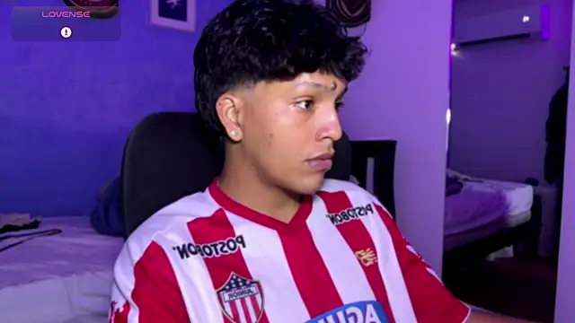 Snapshot of Xander_bonnet1 chatting on December 3, 4:38 pm Xander bonnet1 online show from December 3, 4:38 pm