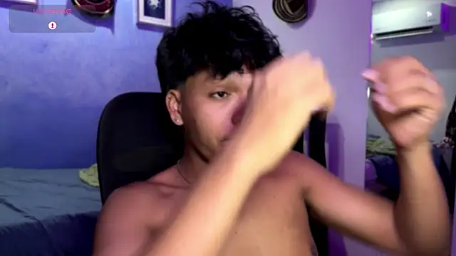 Snapshot of Xander_bonnet1 chatting on December 5, 2:25 pm Xander bonnet1 online show from December 5, 2:25 pm