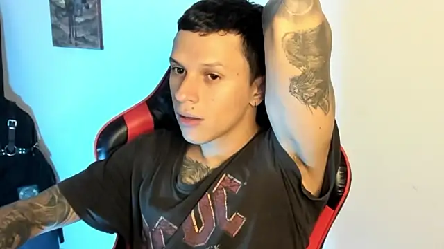 Snapshot of goodboy69l chatting on February 8, 12:14 am goodboy69l online show from February 8, 12:14 am