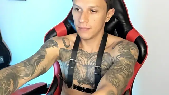 Snapshot of goodboy69l chatting on February 10, 3:43 am goodboy69l online show from February 10, 3:43 am