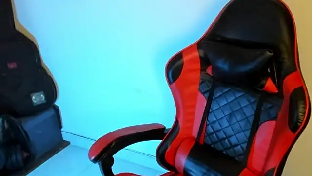 Snapshot of goodboy69l chatting on February 12, 12:38 am goodboy69l online show from February 12, 12:38 am