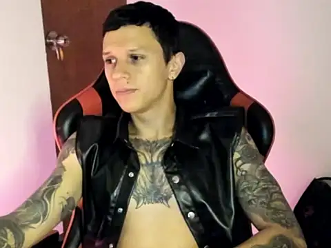 Snapshot of goodboy69l chatting on March 8, 2:04 am goodboy69l online show from March 8, 2:04 am