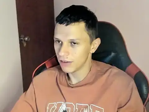 Snapshot of goodboy69l chatting on April 25, 1:52 pm goodboy69l online show from April 25, 1:52 pm