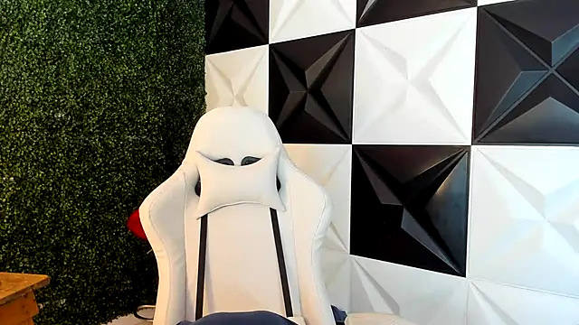 Snapshot of andy_bell_x chatting on October 29, 5:20 am andy bell x online show from October 29, 5:20 am