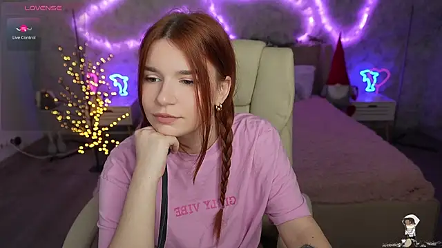 Snapshot of RedShinee chatting on February 2, 2:13 pm RedShinee online show from February 2, 2:13 pm