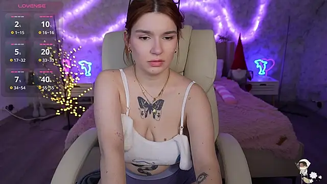 Snapshot of RedShinee chatting on February 5, 2:05 pm RedShinee online show from February 5, 2:05 pm