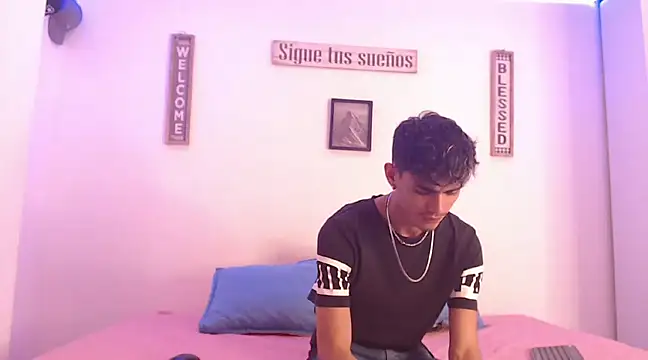 Snapshot of harrytomson_1 chatting on December 11, 5:53 am harrytomson 1 online show from December 11, 5:53 am