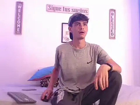 Snapshot of harrytomson_1 chatting on December 28, 1:50 am harrytomson 1 online show from December 28, 1:50 am