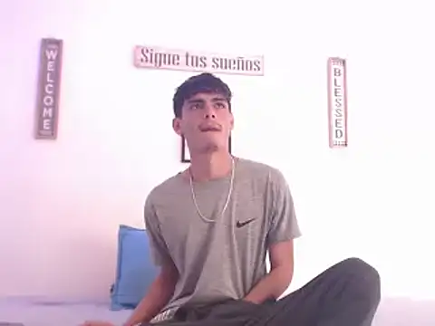 Snapshot of harrytomson_1 chatting on December 28, 3:04 pm harrytomson 1 online show from December 28, 3:04 pm