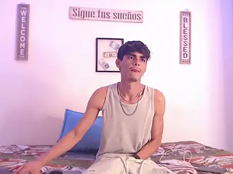 Snapshot of harrytomson_1 chatting on January 19, 10:06 am harrytomson 1 online show from January 19, 10:06 am