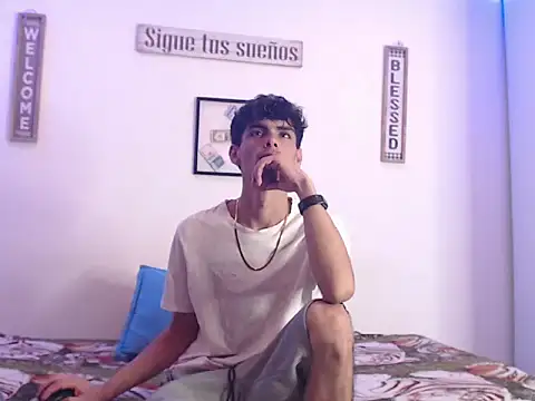 Snapshot of harrytomson_1 chatting on January 23, 6:28 am harrytomson 1 online show from January 23, 6:28 am