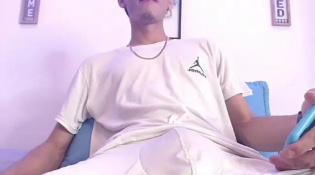 Snapshot of harrytomson_1 chatting on February 22, 8:31 pm harrytomson 1 online show from February 22, 8:31 pm