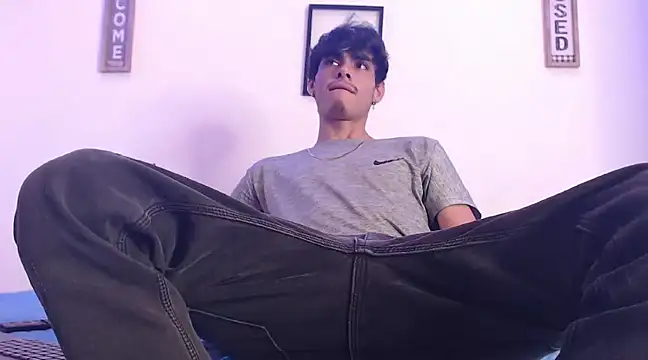 Snapshot of harrytomson_1 chatting on March 10, 7:21 am harrytomson 1 online show from March 10, 7:21 am