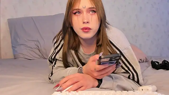 Snapshot of Spliti_moon chatting on February 9, 5:43 pm Spliti moon online show from February 9, 5:43 pm