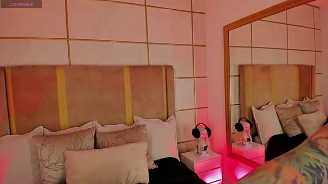 Snapshot of Kittenmeuw chatting on February 23, 3:35 am Kittenmeuw online show from February 23, 3:35 am