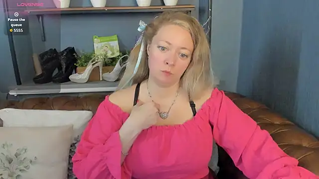 Snapshot of JesiaFoxi chatting on June 3, 9:34 am JesiaFoxi online show from June 3, 9:34 am