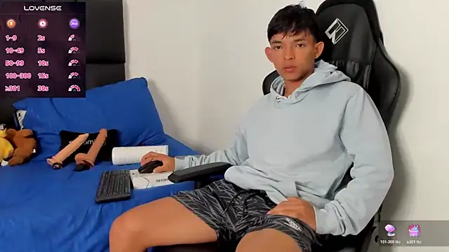 Snapshot of Tonny_twink_ chatting on February 1, 10:41 pm Tonny twink online show from February 1, 10:41 pm