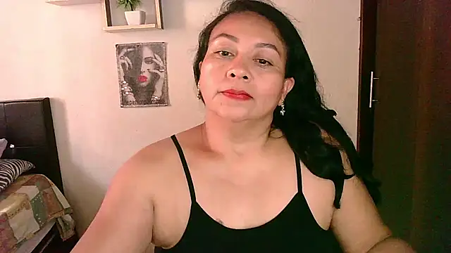 Snapshot of zaray_bella chatting on August 3, 9:29 pm zaray bella online show from August 3, 9:29 pm