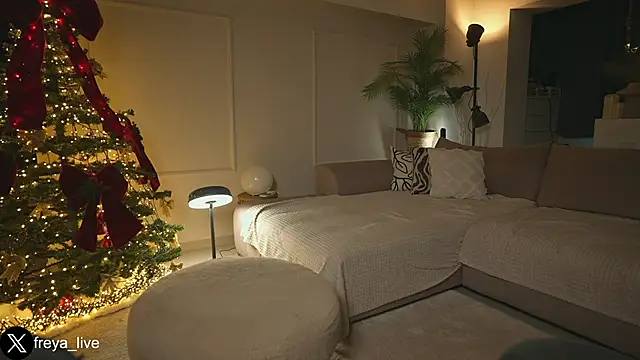 freyacherie online show from December 17, 11:16 am