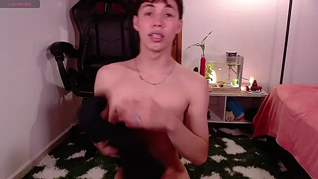 Snapshot of angel_bless19 chatting on December 16, 10:56 pm angel bless19 online show from December 16, 10:56 pm