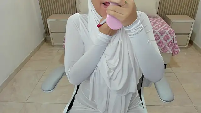 Snapshot of Hanaa_latif chatting on March 18, 12:14 pm Hanaa latif online show from March 18, 12:14 pm