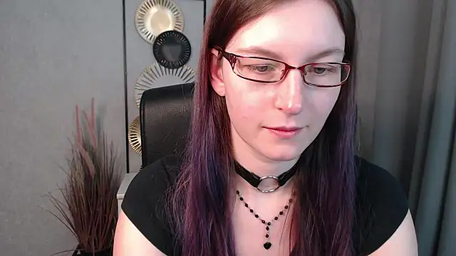 emmaxDelight online show from December 9, 12:40 pm