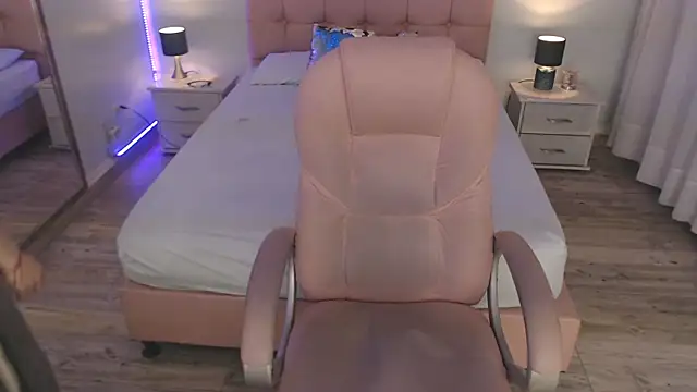 Snapshot of zoe_jones13 chatting on December 19, 2:40 am zoe jones13 online show from December 19, 2:40 am