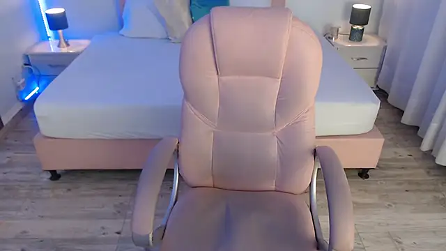 Snapshot of zoe_jones13 chatting on January 13, 3:23 am zoe jones13 online show from January 13, 3:23 am