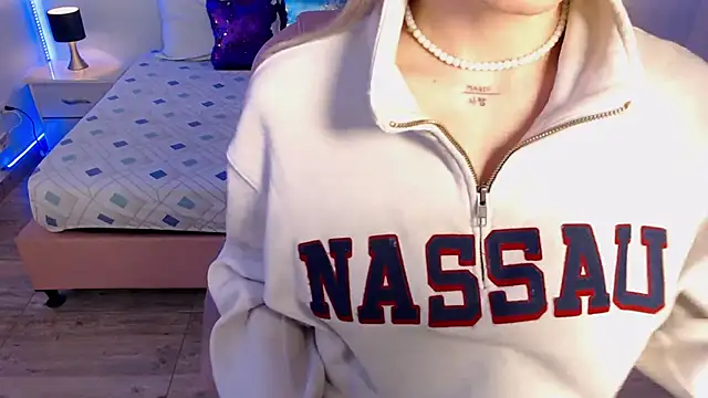 Snapshot of zoe_jones13 chatting on February 20, 3:36 am zoe jones13 online show from February 20, 3:36 am