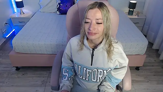 Snapshot of zoe_jones13 chatting on February 24, 3:37 am zoe jones13 online show from February 24, 3:37 am