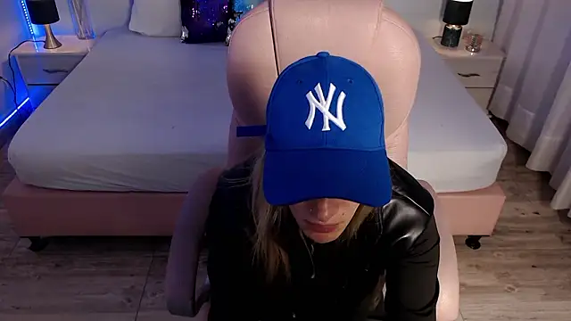 Snapshot of zoe_jones13 chatting on March 5, 3:13 am zoe jones13 online show from March 5, 3:13 am