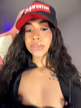 Snapshot of bella__honey chatting on June 6, 2:38 am bella honey online show from June 6, 2:38 am