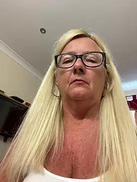Snapshot of Foxy-Lucy chatting on June 6, 9:58 am Foxy-Lucy online show from June 6, 9:58 am