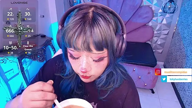 Snapshot of toky_doll chatting on December 4, 8:17 pm toky doll online show from December 4, 8:17 pm