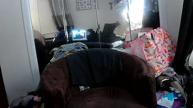 Snapshot of Hand69someguy chatting on June 10, 4:34 am Hand69someguy online show from June 10, 4:34 am