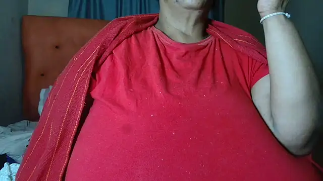 Snapshot of tinagiant chatting on May 7, 6:35 pm tinagiant online show from May 7, 6:35 pm