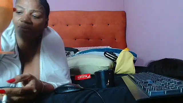Snapshot of tinagiant chatting on June 18, 5:28 pm tinagiant online show from June 18, 5:28 pm